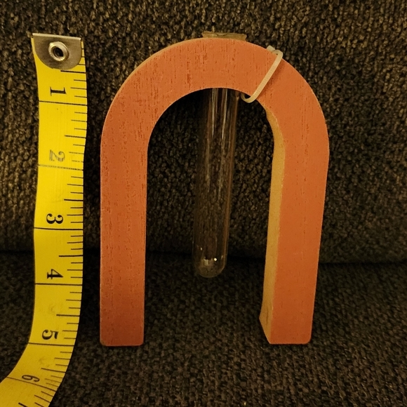 PINKISH RED WOOD HOME DECOR. 4 ITEMS. 2 PROPAGATION STANDS, 2 SIGHS - Picture 7 of 7